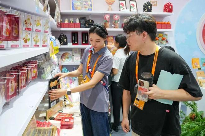 新！服贸会观众“买买买”模式开启瓦力游戏app海淀“公园礼物”上(图6)