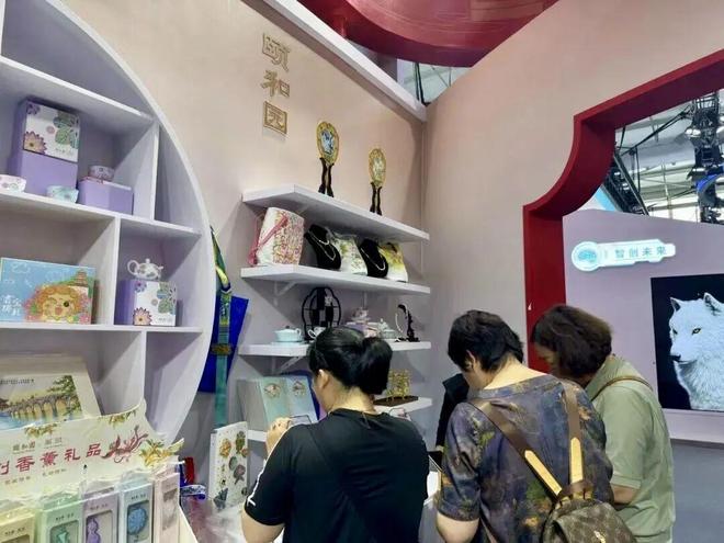 新！服贸会观众“买买买”模式开启瓦力游戏app海淀“公园礼物”上(图12)